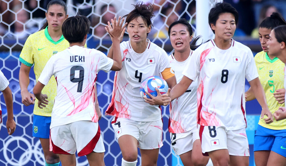 Saki Kumagai (số 4) gỡ hòa 1-1 cho Nhật Bản trên chấm phạt đền ở phút bù thứ hai hiệp hai, trong trận thắng 2-1, ở lượt hai bảng C Olympic Paris 2024. Ảnh: JFA