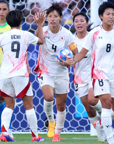 Saki Kumagai (số 4) gỡ hòa 1-1 cho Nhật Bản trên chấm phạt đền ở phút bù thứ hai hiệp hai, trong trận thắng 2-1, ở lượt hai bảng C Olympic Paris 2024. Ảnh: JFA