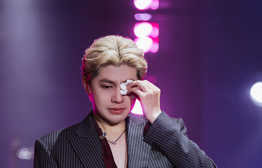 Noo Phước Thịnh cũng rơi nước mắt trên sân khấu khi xem video các fan thực hiện, ghi lại những khoảnh khắc nhận được cái giải thưởng âm nhạc trong suốt 15 năm ca hát của anh. Anh nói: Nhờ có khán giả luôn yêu thương, tôi mới có động lực quay lại sau thời gian tập trung cho chuyện cá nhân.