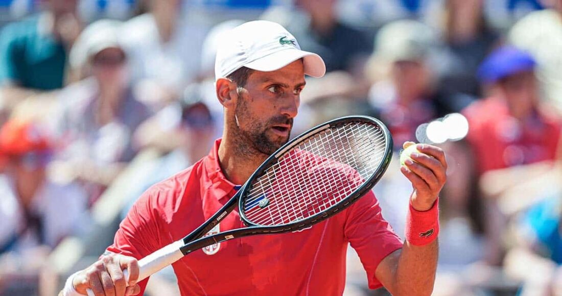 Djokovic giao bóng ở trận gặp Nadal tại vòng hai đơn nam Olympic Paris 2024, trên sân Philippe Chatrier hôm 29/7. Ảnh: Reuters