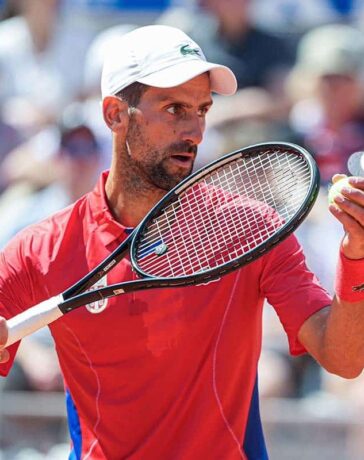 Djokovic giao bóng ở trận gặp Nadal tại vòng hai đơn nam Olympic Paris 2024, trên sân Philippe Chatrier hôm 29/7. Ảnh: Reuters