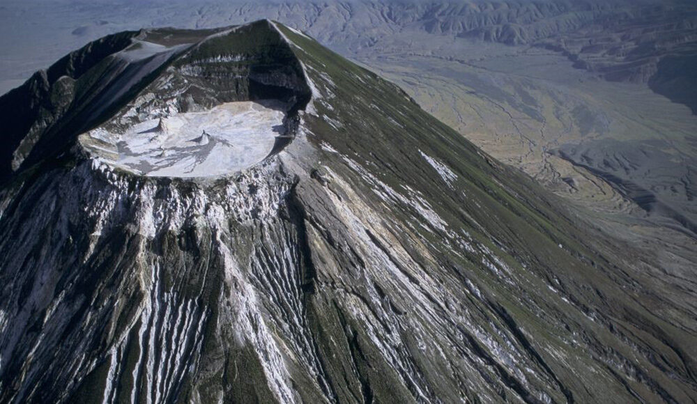 Núi lửa Ol Doinyo Lengai phun ra dung nham đen siêu lỏng và chuyển màu trắng khi khô. Ảnh: Jean-Denis JOUBERT/Gamma-Rapho
