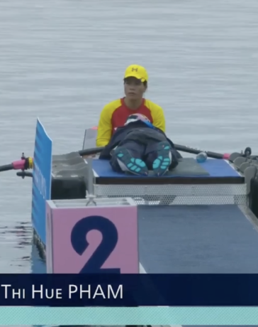 Phạm Thị Huệ trước khi thi đấu vòng loại thuyền đơn nữ rowing Olympic Paris 2024 chiều 27/7.