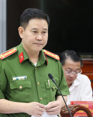 Đại tá Lê Mạnh Hùng tại cuộc họp sáng 6/8. Ảnh: Phước Tuấn