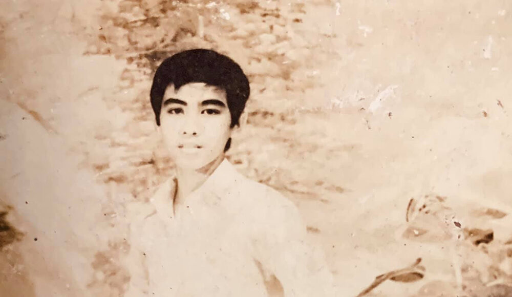 Dịp trở lại màn ảnh rộng sau hơn 20 năm, nghệ sĩ ôn ký ức thuở mới vào nghề qua loạt ảnh thời niên thiếu, thanh xuân, Quyền Linh thời niên thiếu, được anh mô tả
