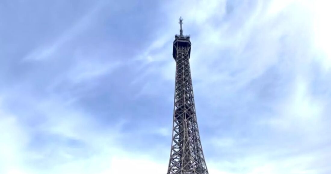 Veirra và Santos chụp ảnh lưu niệm bên dưới tháp Eiffel, khi sang Paris dự Olympic 2024. Ảnh: Instagram / Ana Carolina Vieira