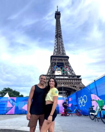 Veirra và Santos chụp ảnh lưu niệm bên dưới tháp Eiffel, khi sang Paris dự Olympic 2024. Ảnh: Instagram / Ana Carolina Vieira