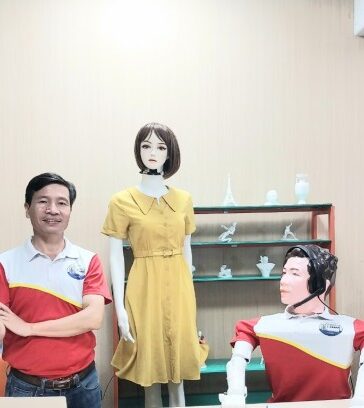 Tác giả giới thiệu sản phẩm robot hình người. Ảnh: Nhóm nghiên cứu