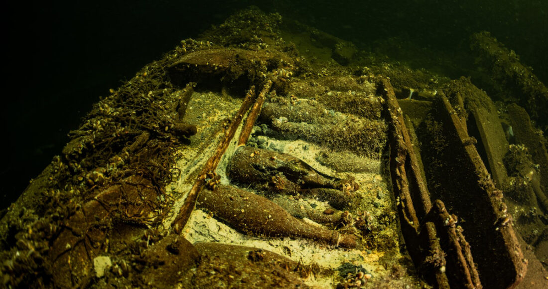 Một lượng lớn chai rượu champagne chưa mở được tìm thấy trong xác tàu cổ dưới Biển Baltic. Ảnh: Tomasz Stachura/Baltictech