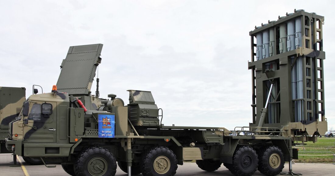 Xe phóng và radar dẫn bắn của S-350 được Nga giới thiệu năm 2013. Ảnh: Vitaly Kuzmin