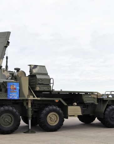 Xe phóng và radar dẫn bắn của S-350 được Nga giới thiệu năm 2013. Ảnh: Vitaly Kuzmin