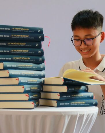 Sách Lý thuyết số sơ cấp được bày ở buổi ra mắt ngày 9/8. Ảnh: NXB