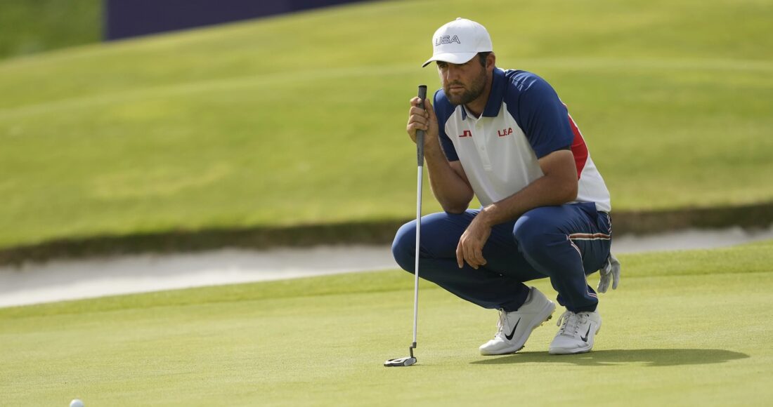 Scheffler căn chỉnh thước ngắm trước cú gạt trên green hố 18 vòng cuối Olympic Paris 2024 trên sân Albatross par71 ngày 4/8. Ảnh: AP