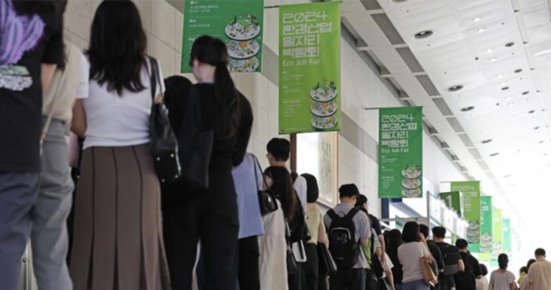 Người trẻ Hàn Quốc xếp hàng tìm việc trong hội chợ việc làm ở Seoul, ngày 3/7. Ảnh: Yonhap