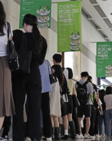 Người trẻ Hàn Quốc xếp hàng tìm việc trong hội chợ việc làm ở Seoul, ngày 3/7. Ảnh: Yonhap