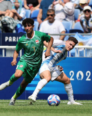 Tiền đạo Argentina Julian Alvarez tranh chấp với Ali Jasim của Iraq trên Sân vận động Lyon được đưa vào hoạt động từ 2016. Ảnh: Reuters