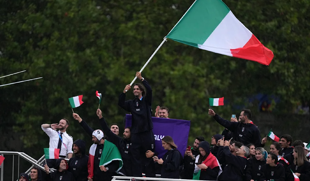 Tamberi cầm cờ cho đoàn Italy ở lễ khai mạc Olympic hôm 26/7. Ảnh: AP