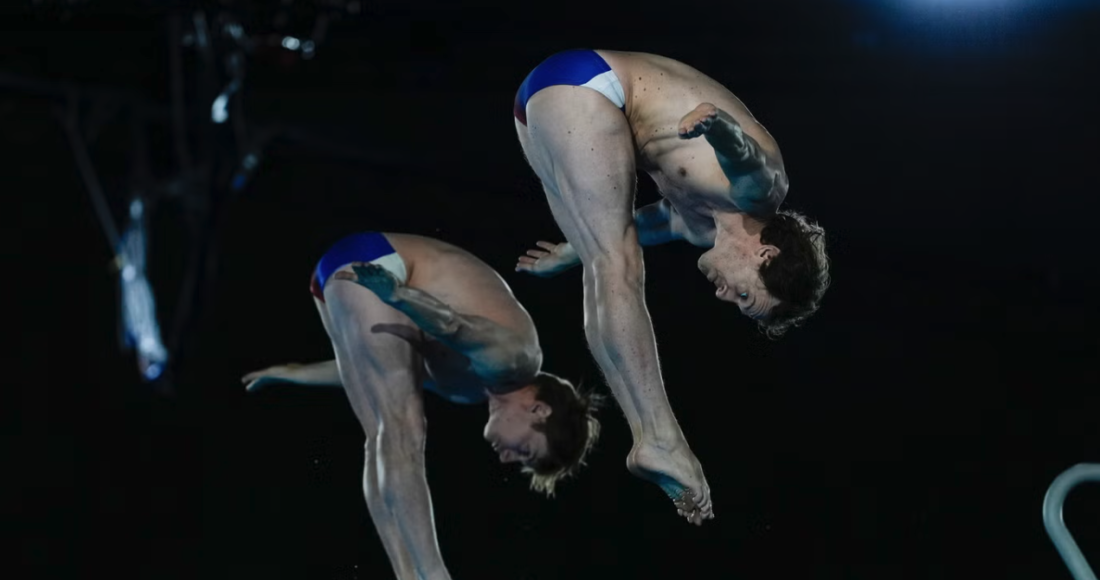 Gary Hunt (phải) thi đấu đôi nam cầu cứng 10m cùng Lois Szymczak tại Olympic 2024. Ảnh: AP