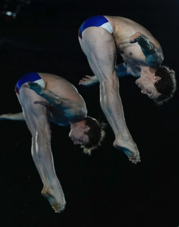 Gary Hunt (phải) thi đấu đôi nam cầu cứng 10m cùng Lois Szymczak tại Olympic 2024. Ảnh: AP