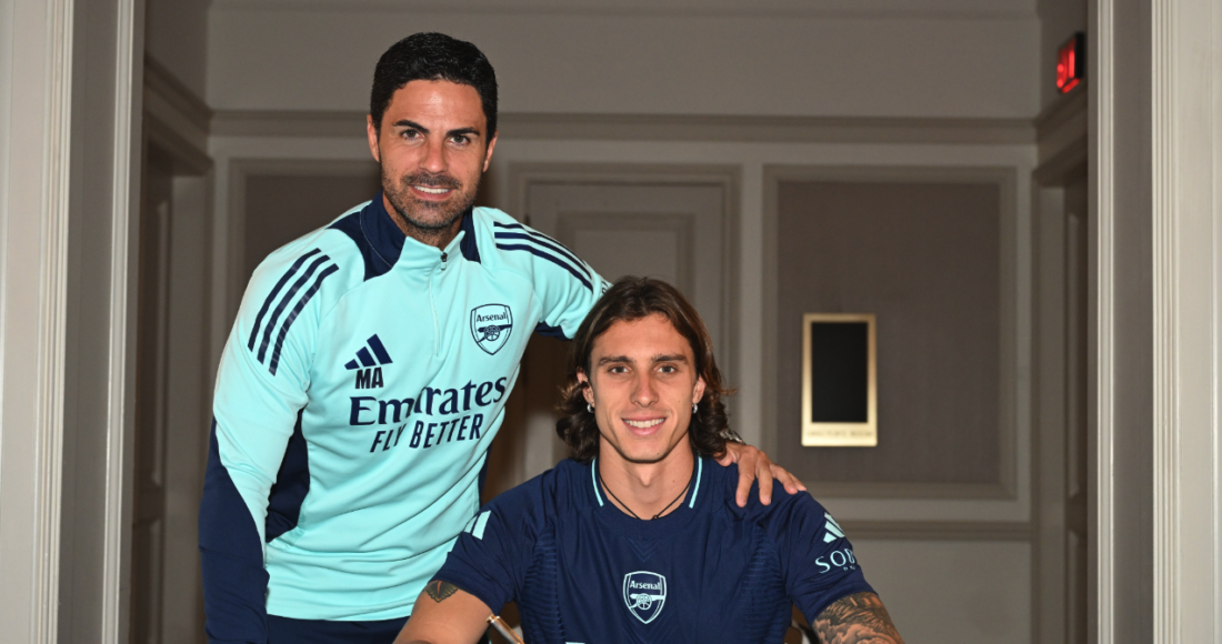 Calafiori ký hợp đồng với Arsenal dưới sự chứng kiến của Arteta. Ảnh: Arsenal FC