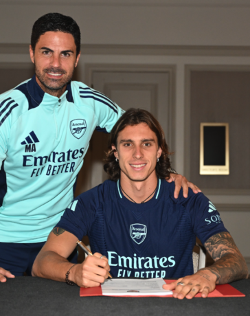 Calafiori ký hợp đồng với Arsenal dưới sự chứng kiến của Arteta. Ảnh: Arsenal FC