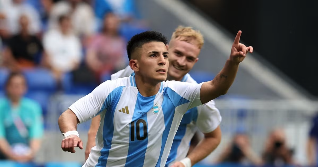 Nhạc trưởng Thiago Almada vui mừng sau khi ghi siêu phẩm để mở tỷ số cho Argentina. Ảnh: AFP