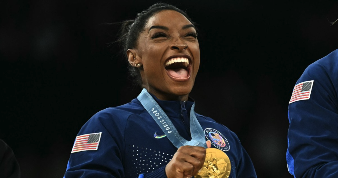 Biles cùng tấm HC vàng nhảy ngựa, HC vàng thứ ba tại Olympic 2024 và là HC vàng Olympic thứ bảy trong sự nghiệp của cô. Ảnh: AFP