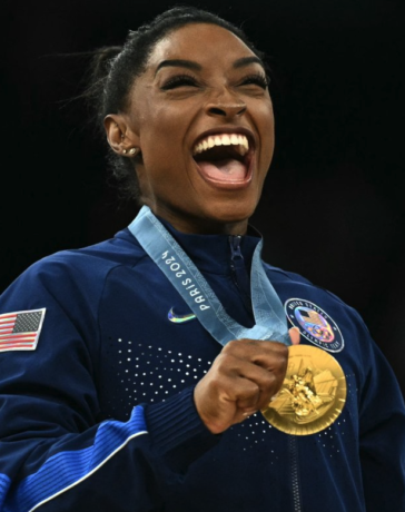 Biles cùng tấm HC vàng nhảy ngựa, HC vàng thứ ba tại Olympic 2024 và là HC vàng Olympic thứ bảy trong sự nghiệp của cô. Ảnh: AFP