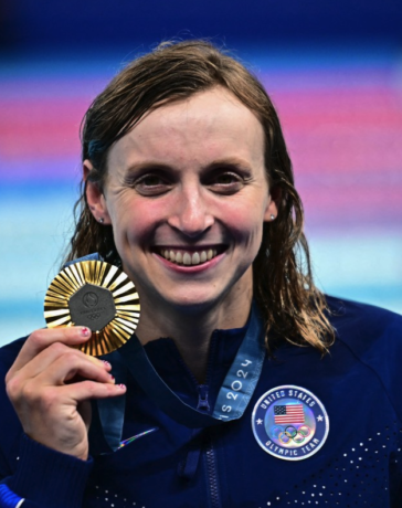 Katie Ledecky đi vào lịch sử khi giành HC vàng 800m tự do lần thứ tư liên tiếp tại Olympic. Ảnh: AFP