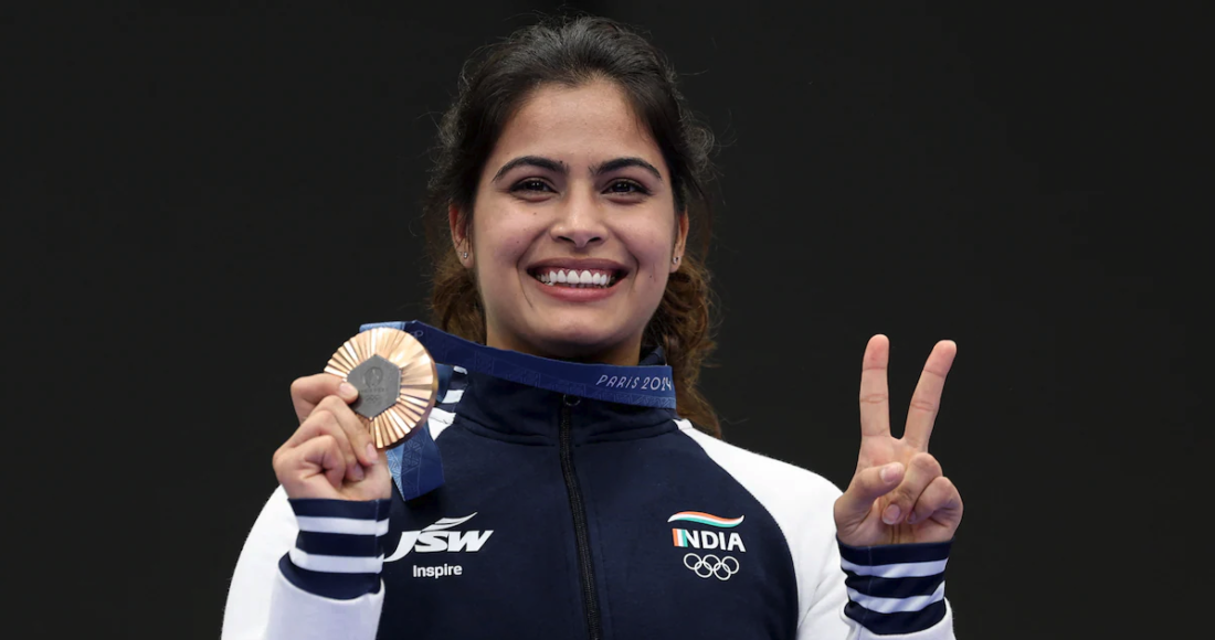 Manu Bhaker với tấm HC đồng nội dung súng ngắn hơi 10m nữ. Ảnh: AFP