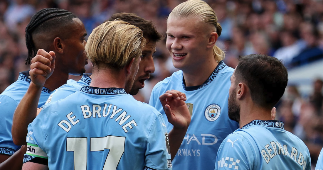 Haaland chia vui với đồng đội sau khi mở tỷ số cho Man City vào lưới Chelsea. Ảnh: Reuters