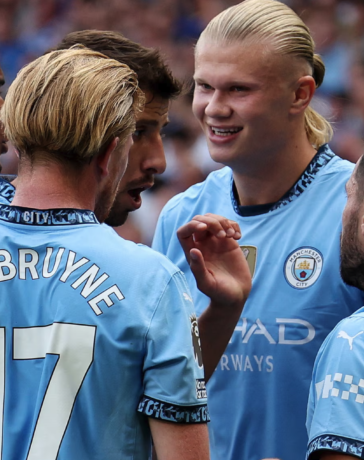 Haaland chia vui với đồng đội sau khi mở tỷ số cho Man City vào lưới Chelsea. Ảnh: Reuters