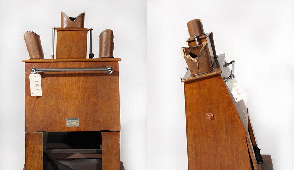 Mặt trước và mặt bên của máy thử giày huỳnh quang. Ảnh: Wikimedia