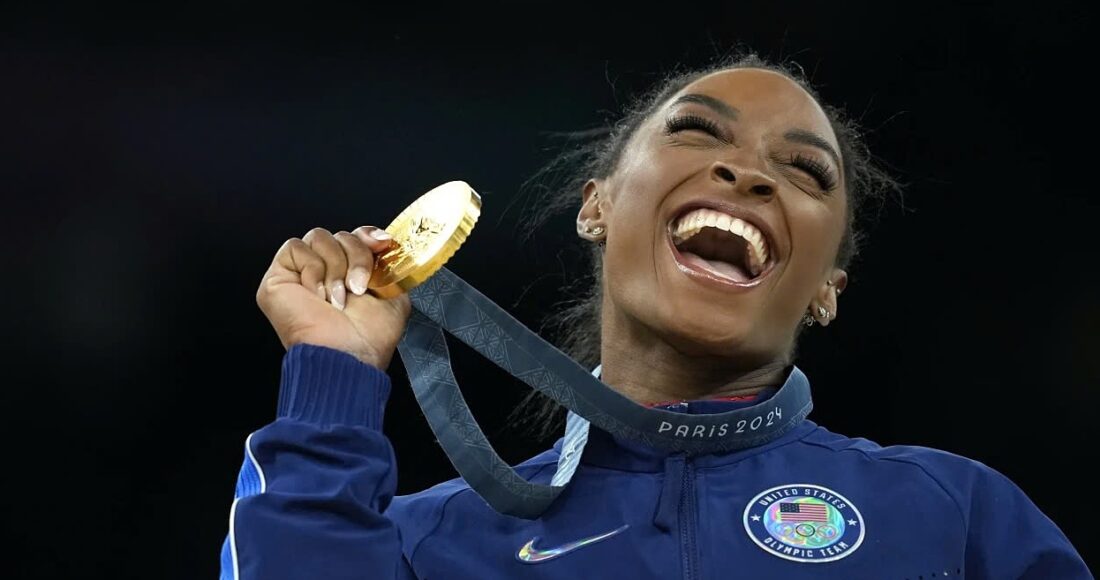 Simone Biles với HC vàng nhảy chống, thể dục dụng cụ tại nhà thi đấu Bercy, thành phố Paris, Pháp, ở Olympic 2024 tối 3/8. Ảnh: AP