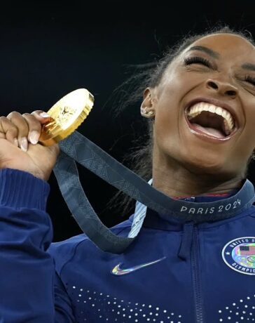 Simone Biles với HC vàng nhảy chống, thể dục dụng cụ tại nhà thi đấu Bercy, thành phố Paris, Pháp, ở Olympic 2024 tối 3/8. Ảnh: AP