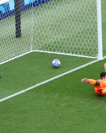 Lopez (vàng) đệm bóng nâng tỷ số lên 3-1, trong trận chung kết bóng đá nam Olympic Paris, trên sân Parc des Princes hôm 9/8. Ảnh: Reuters