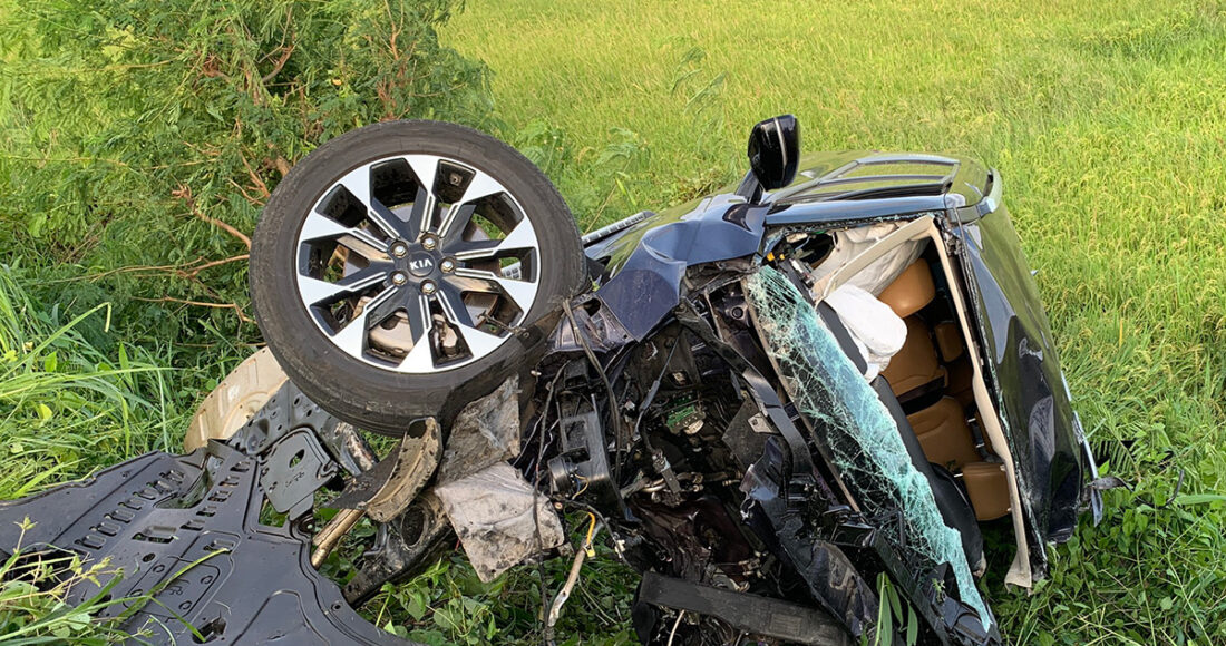 Phần đầu ôtô 7 chỗ biến dạng. Ảnh: Hắc Minh