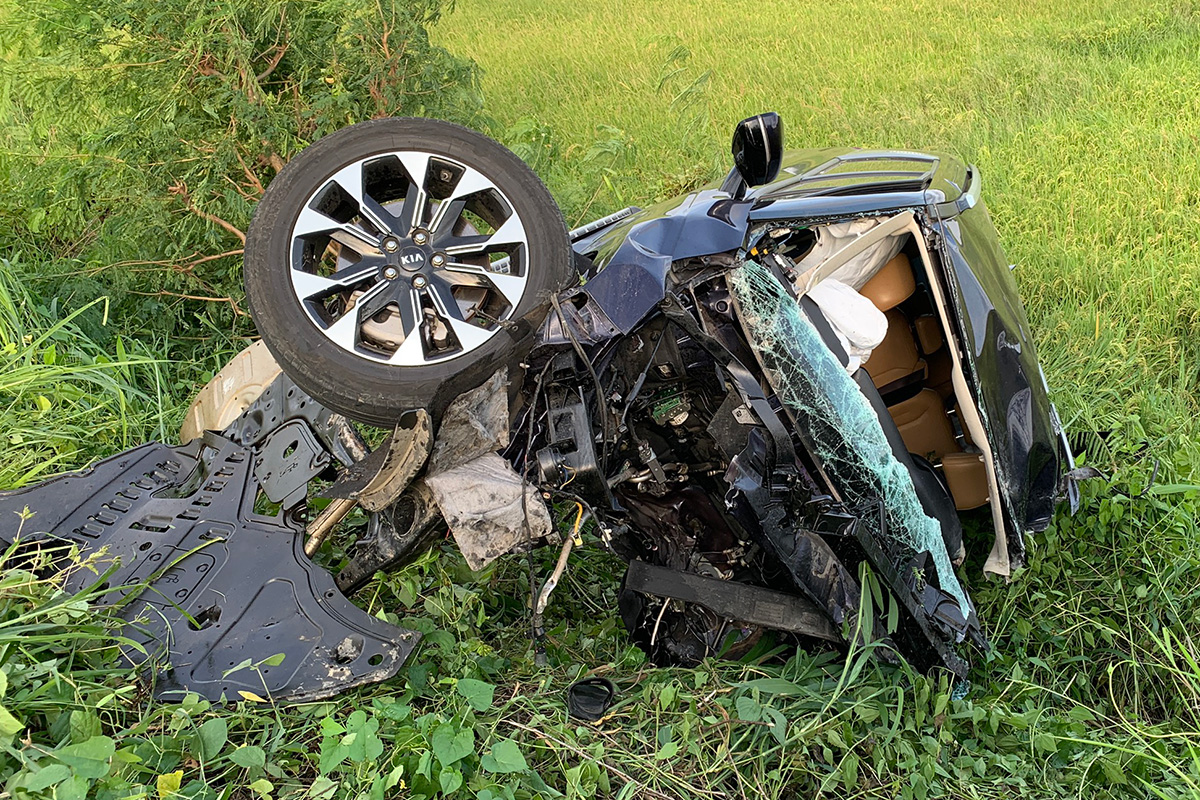 Phần đầu ôtô 7 chỗ biến dạng. Ảnh: Hắc Minh