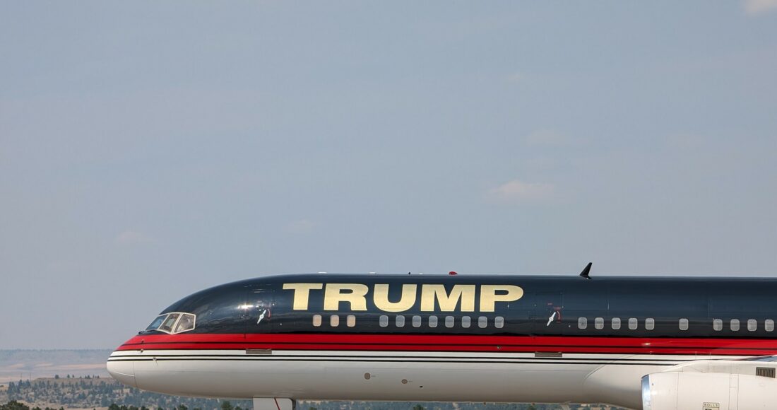 Máy bay chở ông Trump hạ cánh xuống Bozeman ngày 9/8. Ảnh: KTVH