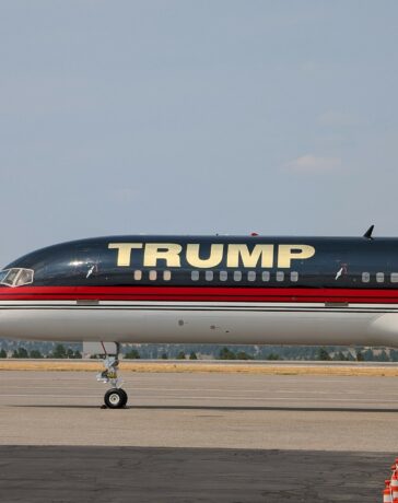 Máy bay chở ông Trump hạ cánh xuống Bozeman ngày 9/8. Ảnh: KTVH