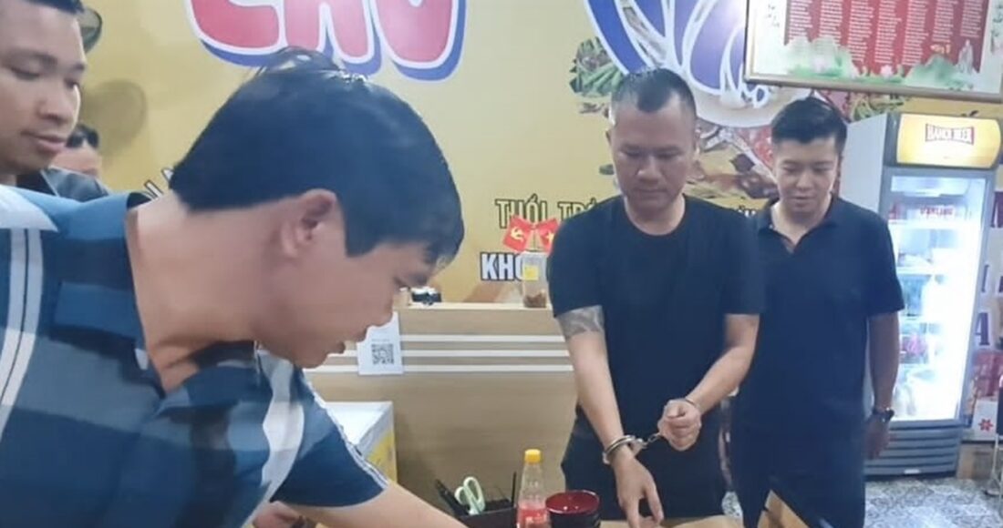 Huy (đeo còng tay) khi bị bắt. Ảnh Công an cung cấp