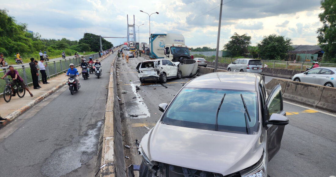 Hiện trường vụ tai nạn ở đoạn dốc cầu Phú Mỹ, ngày 8/8. Ảnh: Đình Văn