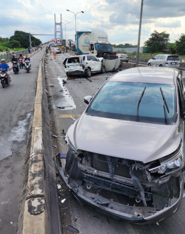 Hiện trường vụ tai nạn ở đoạn dốc cầu Phú Mỹ, ngày 8/8. Ảnh: Đình Văn