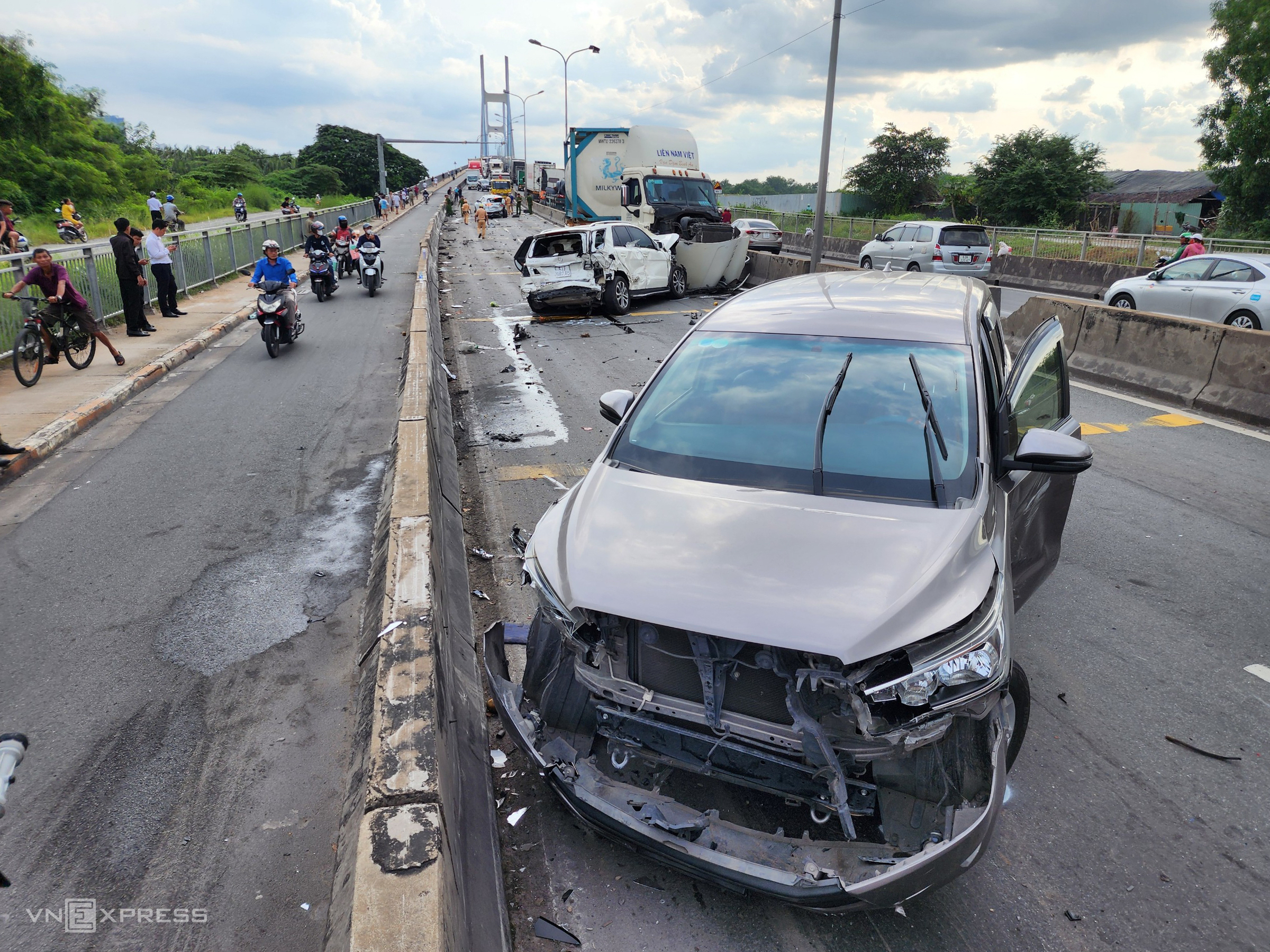 Hiện trường vụ tai nạn ở đoạn dốc cầu Phú Mỹ, ngày 8/8. Ảnh: Đình Văn