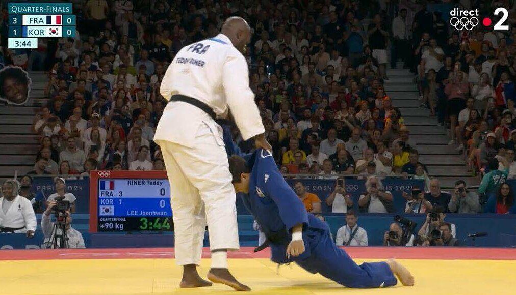 Teddy Riner trong trận thắng Lee Joon-hwan tại Cung điện Lớn ở Paris, Pháp, tứ kết judo đội tuyển nam nữ giữa Pháp và Hàn Quốc ở Olympic 2024 chiều 3/8. Ảnh: chụp màn hình