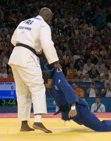 Teddy Riner trong trận thắng Lee Joon-hwan tại Cung điện Lớn ở Paris, Pháp, tứ kết judo đội tuyển nam nữ giữa Pháp và Hàn Quốc ở Olympic 2024 chiều 3/8. Ảnh: chụp màn hình