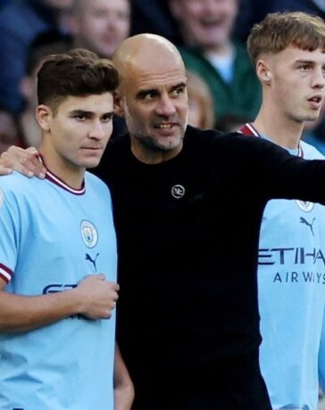 Guardiola chỉ bảo Alvarez (trái) trước khi tung anh vào sân ở Ngoại hạng Anh mùa 2022-2023. Ảnh: Reuters