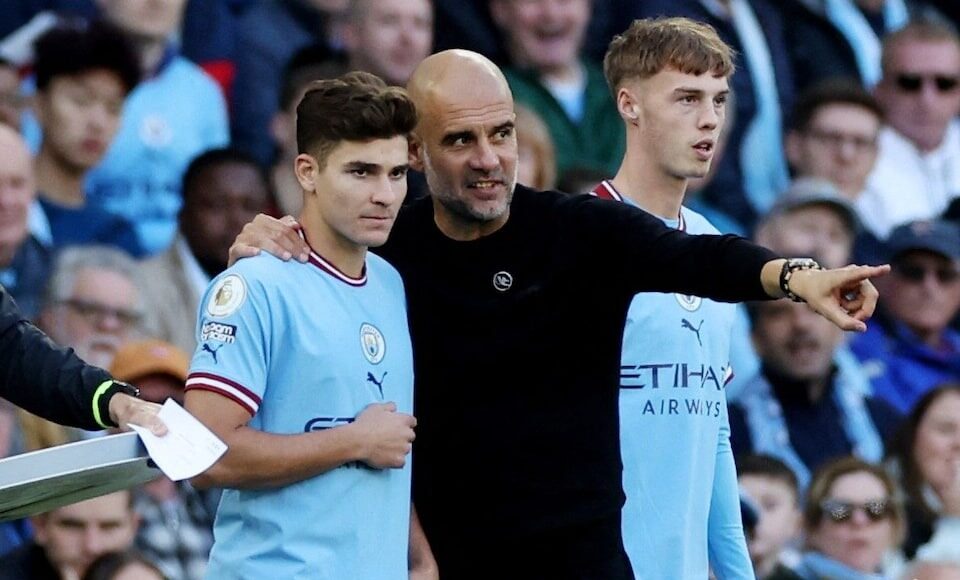 Guardiola chỉ bảo Alvarez (trái) trước khi tung anh vào sân ở Ngoại hạng Anh mùa 2022-2023. Ảnh: Reuters