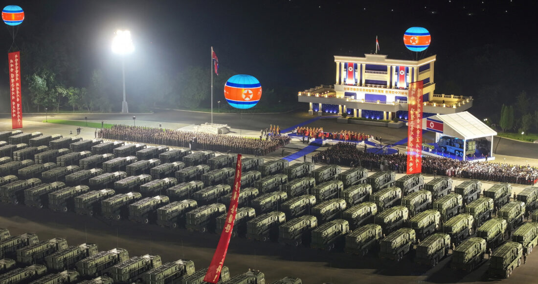 Loạt xe bệ phóng tên lửa trong lễ bàn giao do ông Kim Jong-un chủ trì ở thủ đô Bình Nhưỡng tối 4/8. Ảnh: KCNA