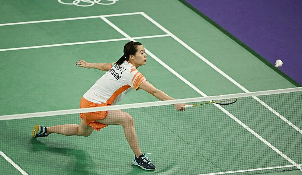 Nguyễn Thùy Linh trong trận thắng Tiffany Ho ở vòng bảng cầu lông đơn nữ Olympic Paris 2024, tại nhà thi đấu La Chapelle, Pháp ngày 29/7/2024. Ảnh: Reuters